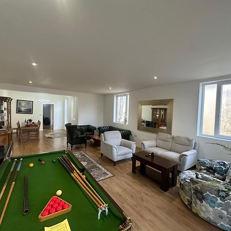 North London A Spacious 7 Bedroom House Accommodating Up To 18 People Complete With Own Gym And Table Tennis Экстерьер фото