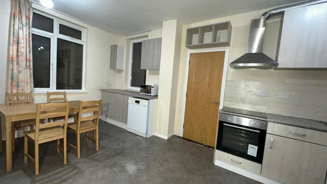 North London A Spacious 7 Bedroom House Accommodating Up To 18 People Complete With Own Gym And Table Tennis Экстерьер фото