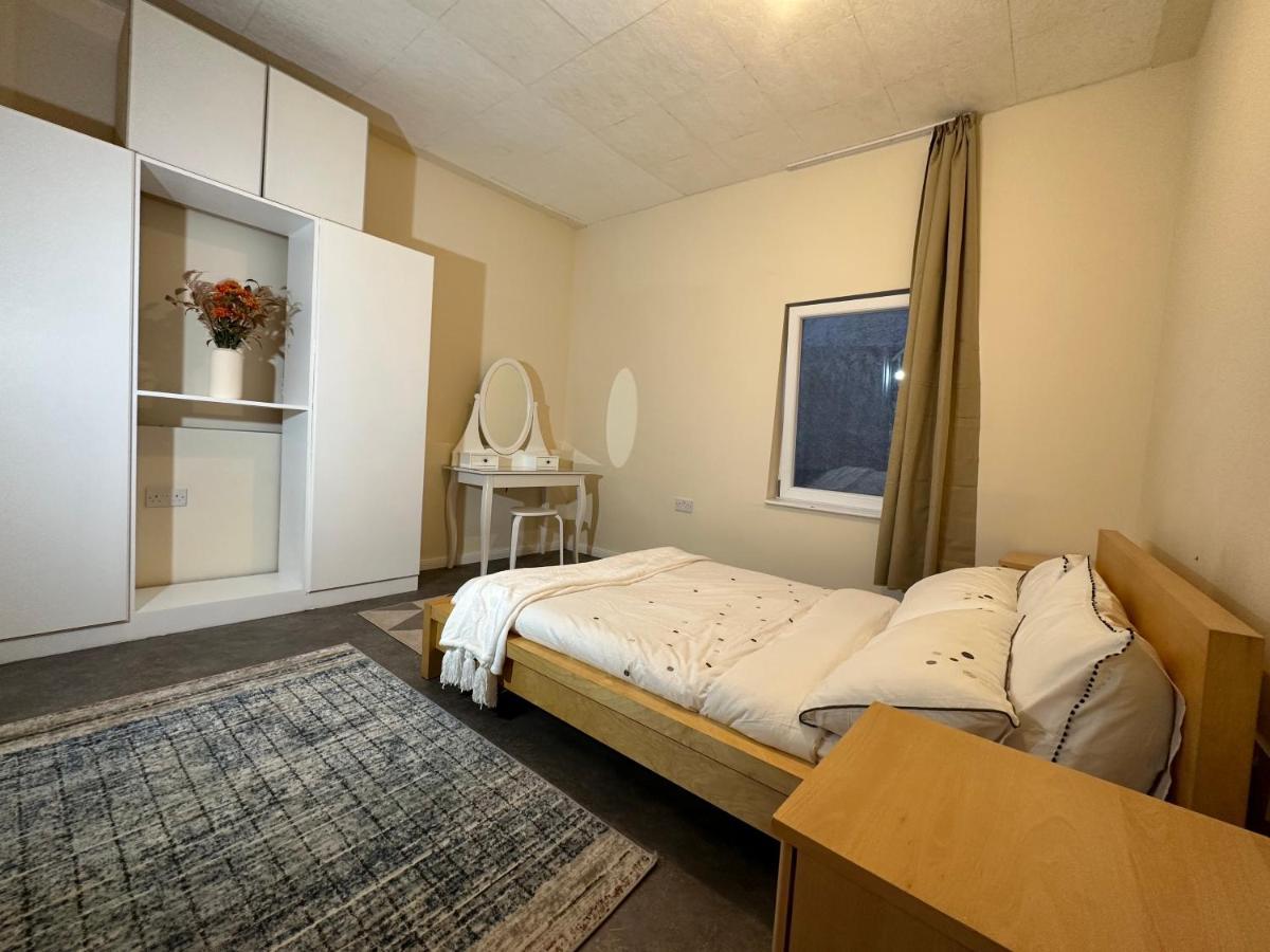 North London A Spacious 7 Bedroom House Accommodating Up To 18 People Complete With Own Gym And Table Tennis Экстерьер фото