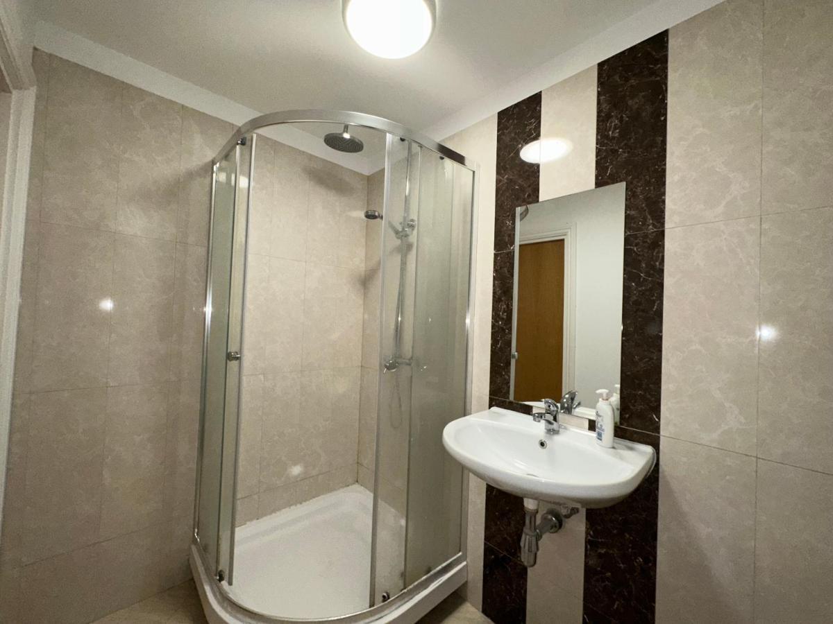 North London A Spacious 7 Bedroom House Accommodating Up To 18 People Complete With Own Gym And Table Tennis Экстерьер фото