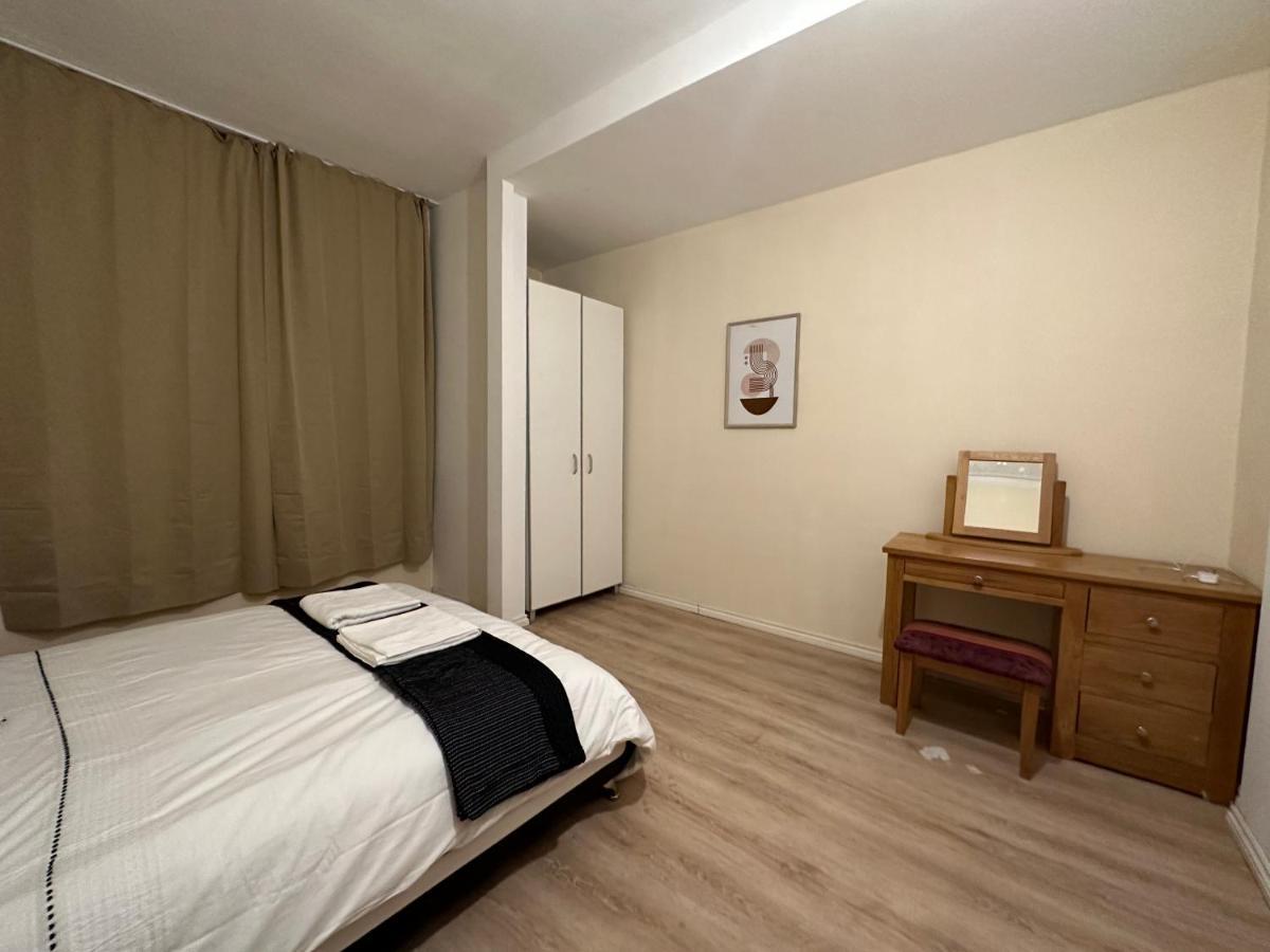 North London A Spacious 7 Bedroom House Accommodating Up To 18 People Complete With Own Gym And Table Tennis Экстерьер фото