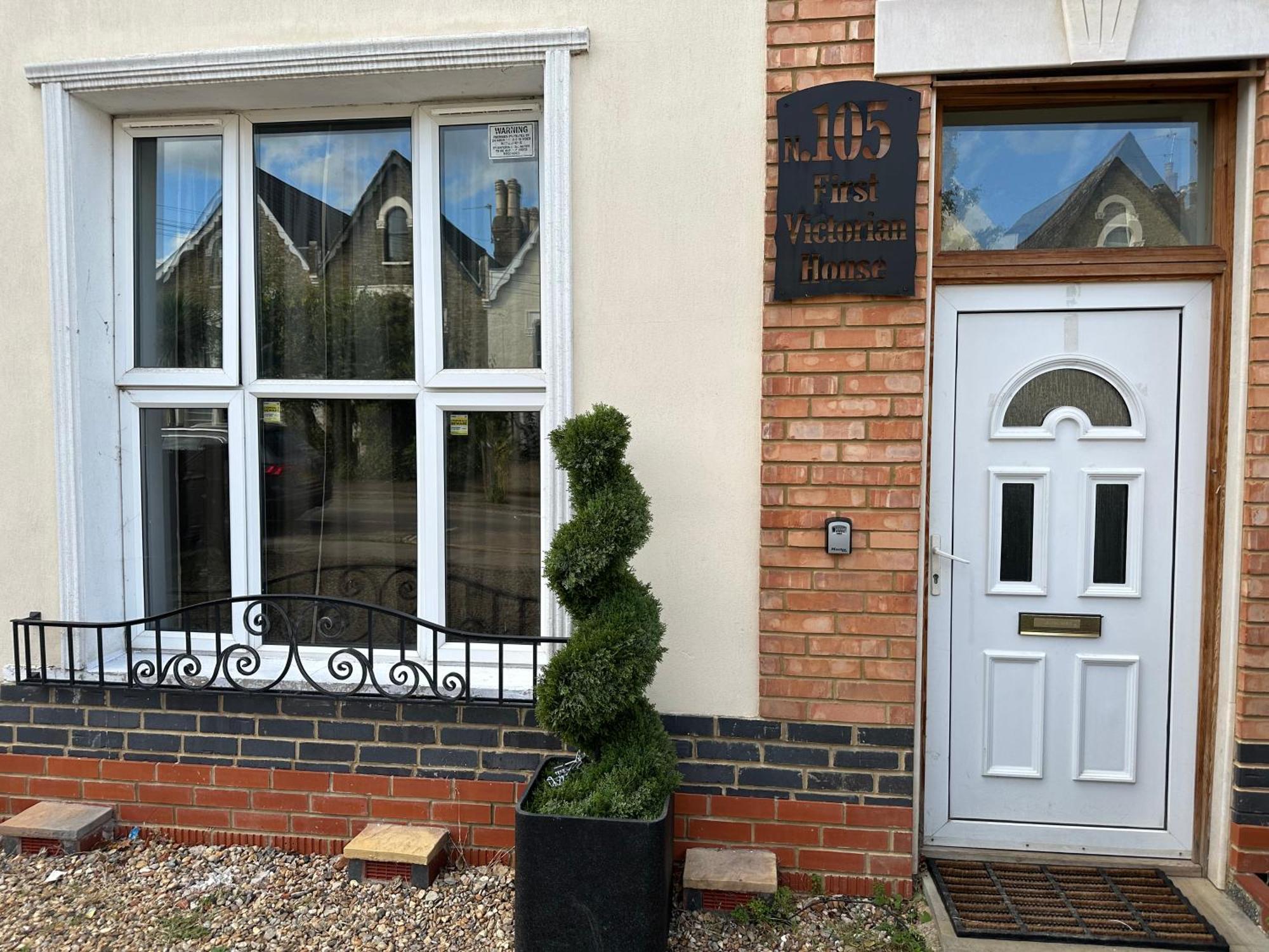 North London A Spacious 7 Bedroom House Accommodating Up To 18 People Complete With Own Gym And Table Tennis Экстерьер фото