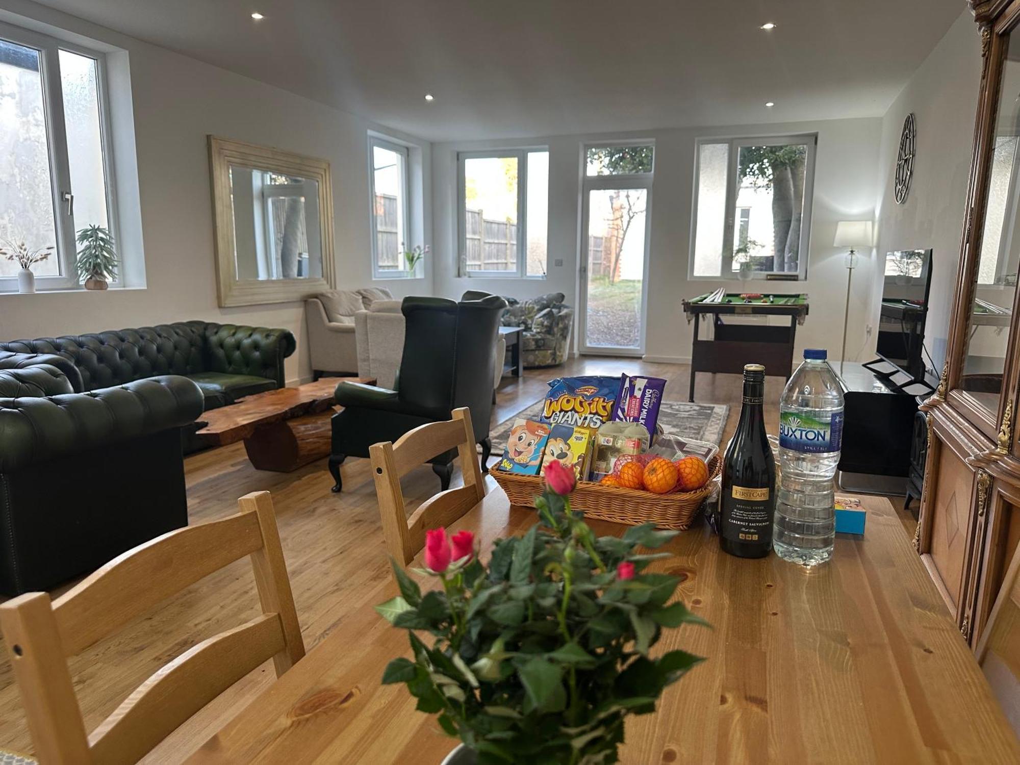 North London A Spacious 7 Bedroom House Accommodating Up To 18 People Complete With Own Gym And Table Tennis Экстерьер фото