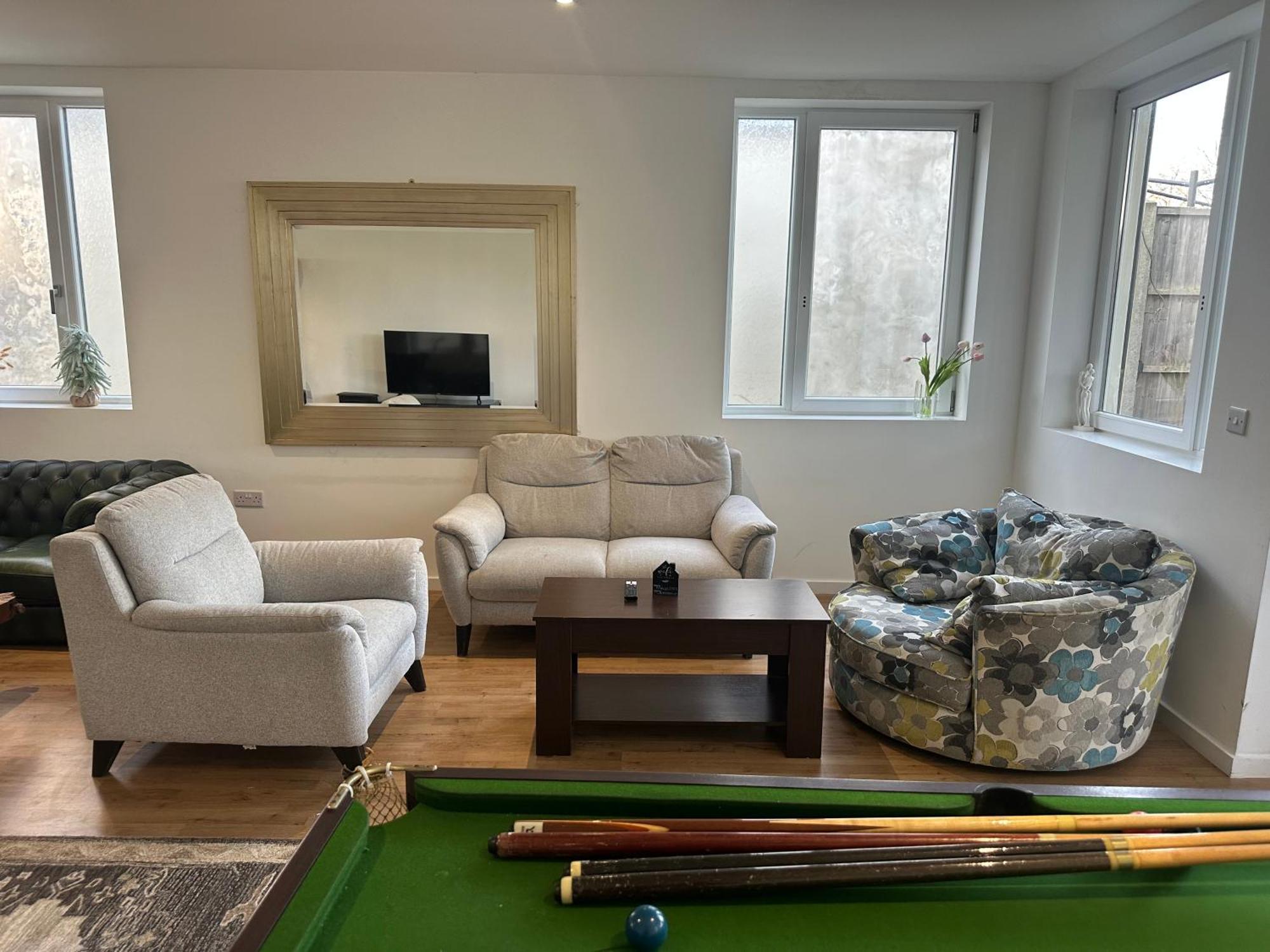 North London A Spacious 7 Bedroom House Accommodating Up To 18 People Complete With Own Gym And Table Tennis Экстерьер фото